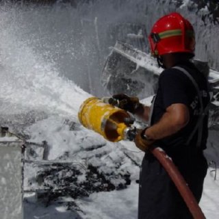 ESPUMA BOMBERO  IMAGEN FOTOGRAFIA